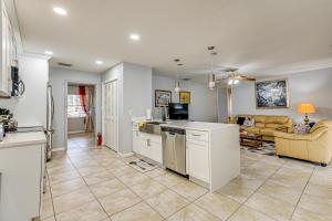 10 Mi to Adventure Island: Home w Fenced Yard!