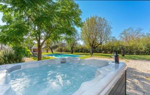 Cozy Home In Prkos With Jacuzzi