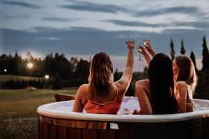 Przystanek Kistówko komfortowe domki z jacuzzi, staw wędkarski, kominek, las, przestrzeń