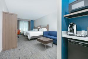 Suite with Two Queen Beds room in Holiday Inn Express Hotel & Suites Marshall an IHG Hotel