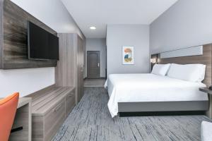 Standard King Room room in Holiday Inn Express Hotel & Suites Marshall an IHG Hotel