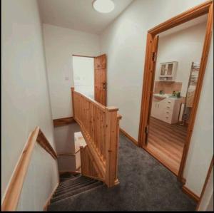 Charming 2 Bedroom Cottage mid town on quiet road, sleeps 4