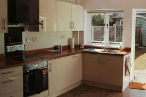 Charming 2 Bedroom Cottage mid town on quiet road, sleeps 4