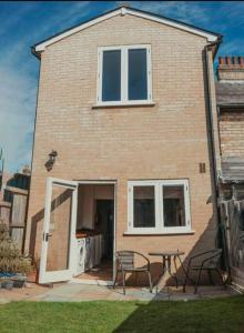 Charming 2 Bedroom Cottage mid town on quiet road, sleeps 4