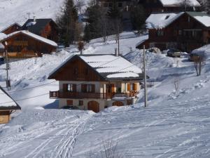 Chalets Chalet familial 2*, proche pistes et centre, terrasse sud, vue montagnes - FR-1-618-10 : photos des chambres