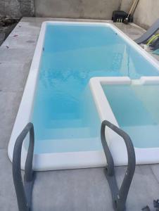 casa ampla com 3 quartos e piscina com hidromassagem