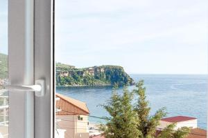 HiMare TOP Sea View 1 - Parking and Kitchen