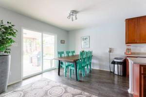 Amazing House with Pool, Arcade, Hot Tub and More - Accomodates 16 guests