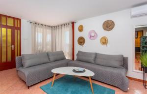 3 Bedroom Stunning Apartment In Krk 