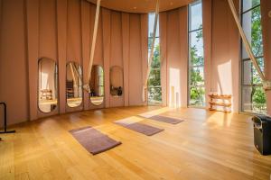 Divine 2BR w Pool Gym Yoga Classes Restaurant