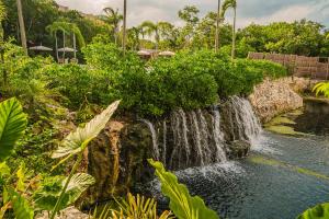 Divine 2BR w Pool Gym Yoga Classes Restaurant