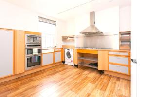 Spacious 2 bed plus large Dining Living Room Delightful Apartments at Prime Locations in Kensington and Chelsea