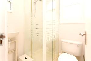 2 Bedrooms Plus Spacious Lounge Delightful Apartments by Kensington & Chelsea Desirable Locations SW