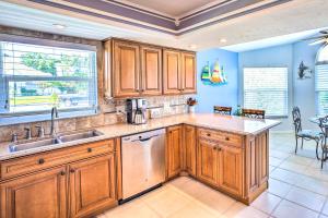 Fort Myers Coastal Retreat Lanai with Pool!