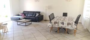Maisons de vacances Le Rouge Gorge a 12 minutes d'Eurexpo : photos des chambres