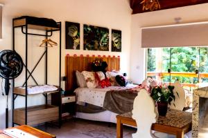 Chalé Canto do Galo 2 - Hidro da Jacuzzi, Lareira Ecológica, Cozinha Completa, Wi-Fi 80mbps, próximo a comércio local e relaxando ao som do riacho