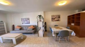 Apt. ManRey 1C - Jade