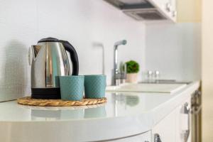 Stellas Stylish Studio - 1min beach w kitchen