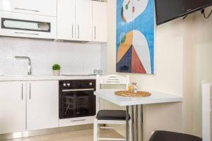 Stellas Stylish Studio - 1min beach w kitchen