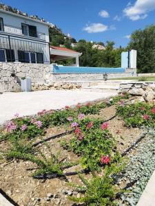 Secluded house - guaranteed privacy - heated pool 