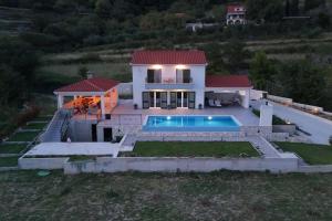 Secluded house - guaranteed privacy - heated pool 