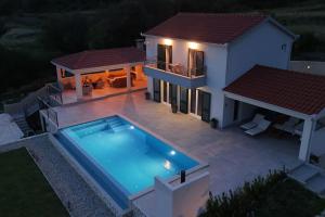 Secluded house - guaranteed privacy - heated pool 