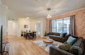 3BD Luxury Convenience w Pool Gym More - Heaker