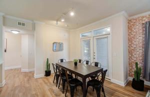 3BD Luxury Convenience w Pool Gym More