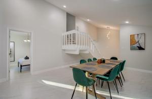 Stunning Modern Dream Home 5-BD Sleeps 14