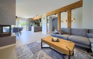 Stunning Home In Vrh With Sauna 