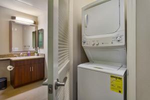 Charming 1BD with Pool and Free Parking