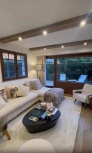 Appartement chaleureux à Megève - 80 m² avec jardin et cheminée.