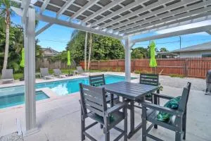 Little Beach House w/ POOL&SPA - 5 minutes to Vanderbilt Beach (Pet Friendly) - Naples Park