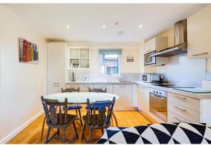 Luxury 2BR Apartment - Prime Location - Parking