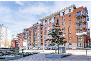 Luxury 2BR Apartment - Prime Location - Parking