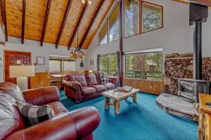 Near Northstar Wooded Retreat with Deck & Loft - 金斯伍德庄园