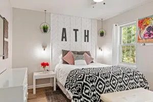 Modern Bulldog Escape - أثينا