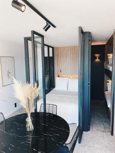 Wonderful architect designed flat with sea view