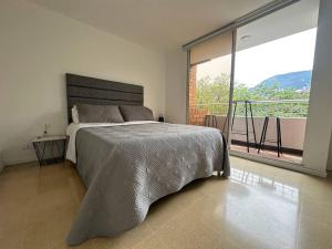 Cozy Studio Apartment in Poblado with Jacuzzi