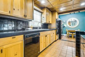 Walk to Abbot Kinney Tranquil Cottage in Venice!