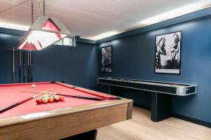 Unique! Retro 1950s wooded retreat near Indiana Dunes National Park