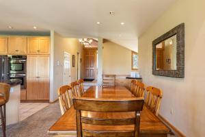 Eagles Nest by Tahoe Getaways - Pet Friendly with Hot Tub, Pool Table & Shuttle to Slopes