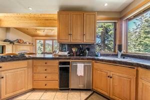 Eagles Nest by Tahoe Getaways - Pet Friendly with Hot Tub, Pool Table & Shuttle to Slopes