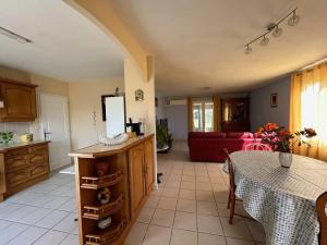 Maisons de vacances Maison accueillante a Gemozac - 100 m² avec jardin fertile. : photos des chambres