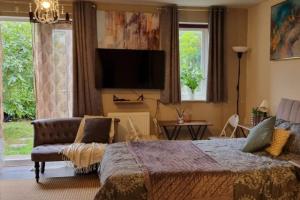 Spacious Studio with Free Parking West Molesey KT8