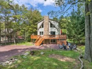 roomy CHALET in Lake harmony - 3 mins WALKING distance to LAKE, BB, JACK FROST Ski mts with LINENS, TOWELS, FIREPIT, HOTTUB, GAMES, GRILL - Blakeslee