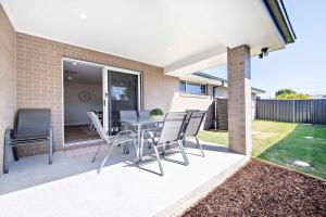 Modern Retreat - Near CBD, 4BR Comfort