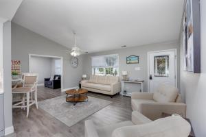 A Shore Thing - Spacious House w Large Deck, BBQ, Linens & Pet Friendly