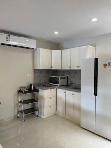 شقة عائلية غرفتين نوم وصالة ومطبخ-Family apartment with two bedrooms, a living room and a kitchen