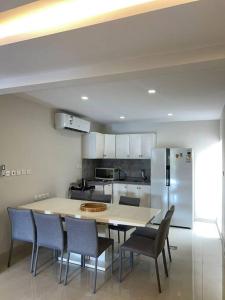 شقة عائلية غرفتين نوم وصالة ومطبخ-Family apartment with two bedrooms, a living room and a kitchen